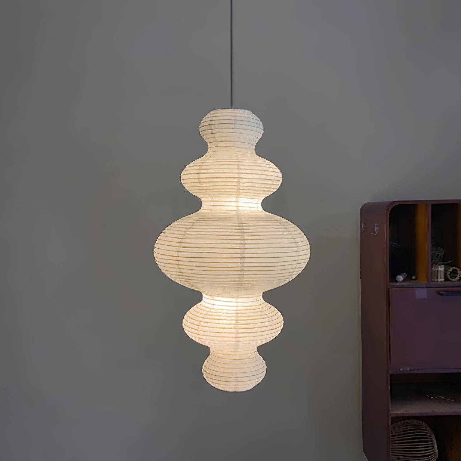 Das Produkt wird in einem stilvoll eingerichteten Interieur gezeigt.