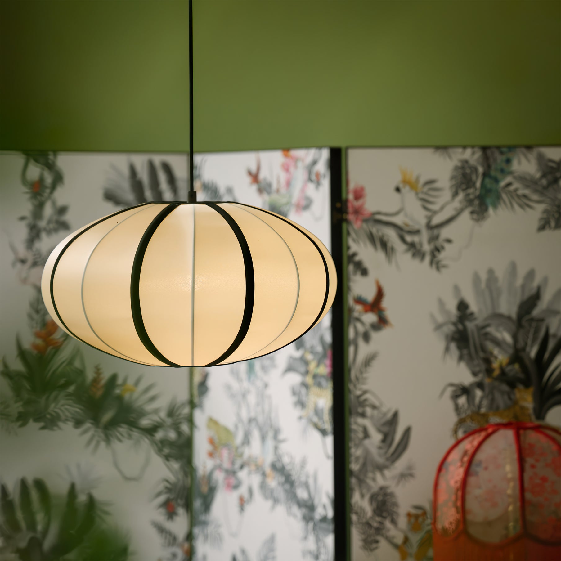 Producto mostrado en un interior decorado.