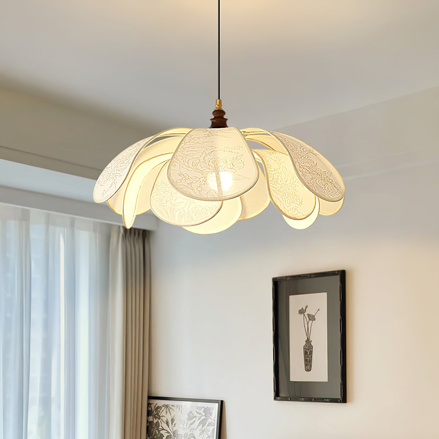 Das Produkt wird in einem stilvoll eingerichteten Interieur gezeigt.