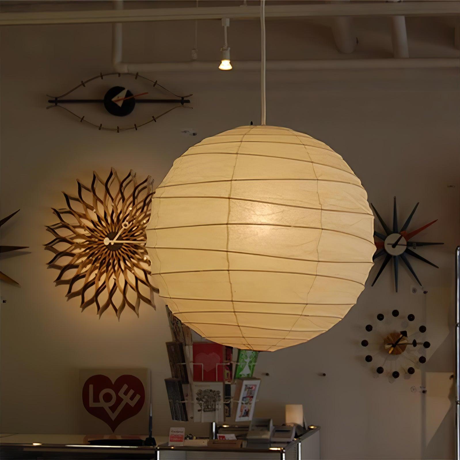 Das Produkt wird in einem stilvoll eingerichteten Interieur gezeigt.