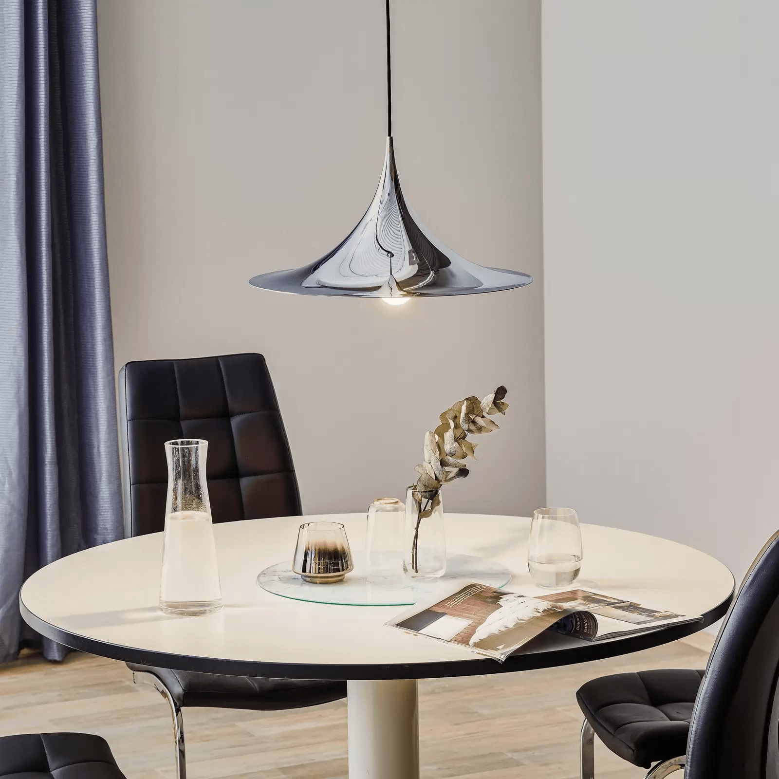 Das Produkt wird in einem stilvoll eingerichteten Interieur gezeigt.
