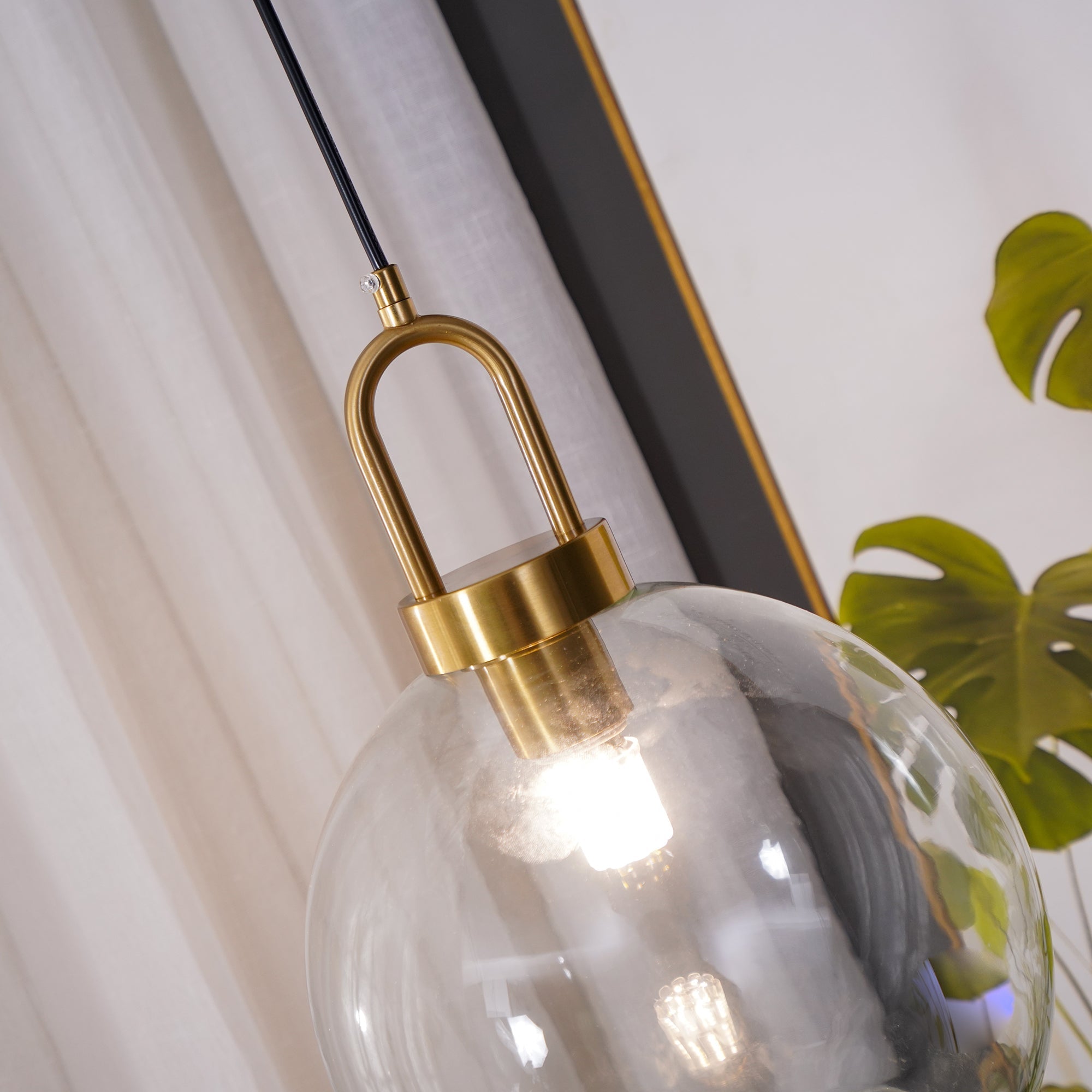 Producto mostrado en un interior decorado.