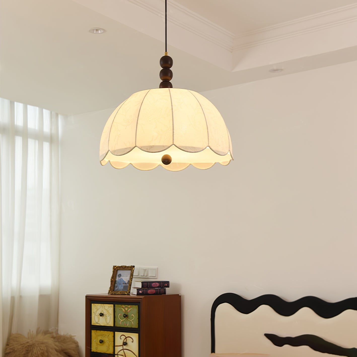 Produto apresentado em um interior estilizado.