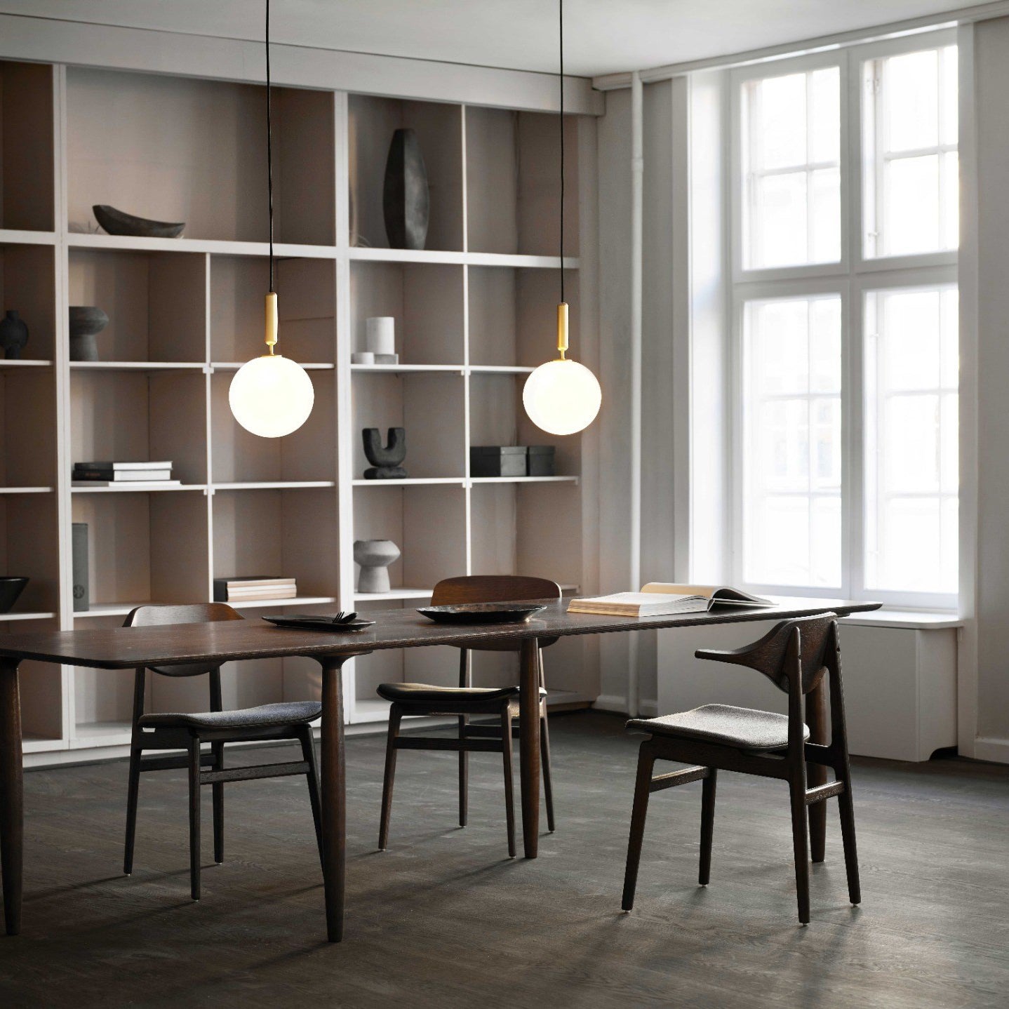 Das Produkt wird in einem stilvoll eingerichteten Interieur gezeigt.
