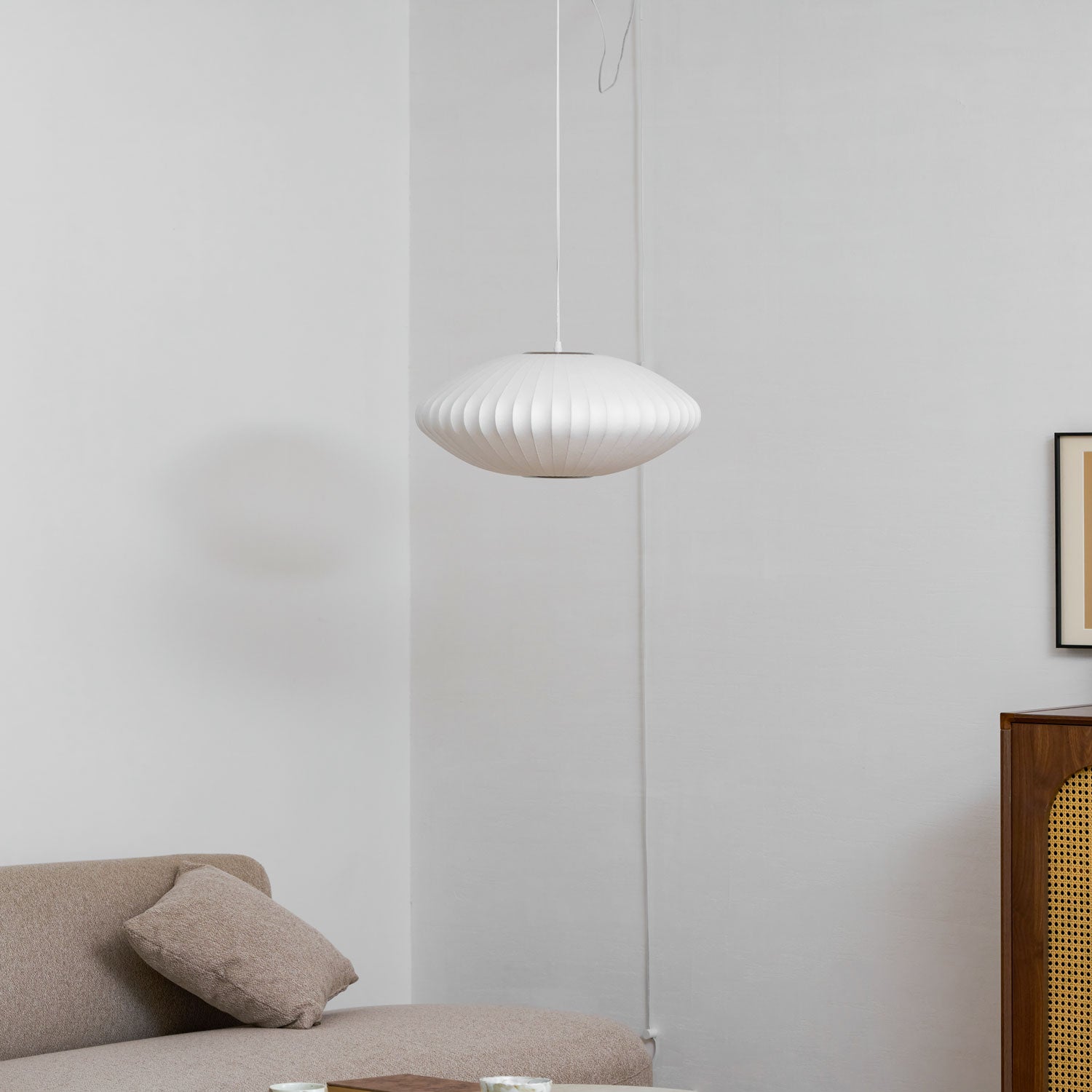 Das Produkt wird in einem stilvoll eingerichteten Interieur gezeigt.