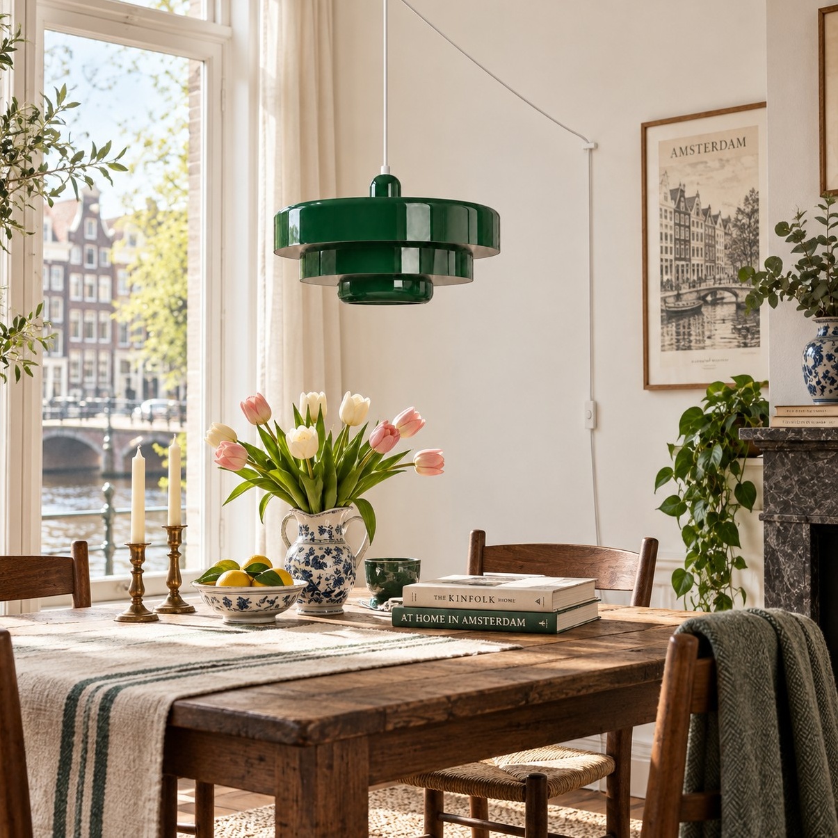 Suspension vert foncé au-dessus d'une table à manger en bois