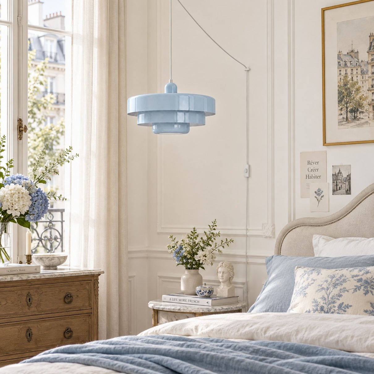Suspension bleu clair à côté d'un lit bleu et blanc