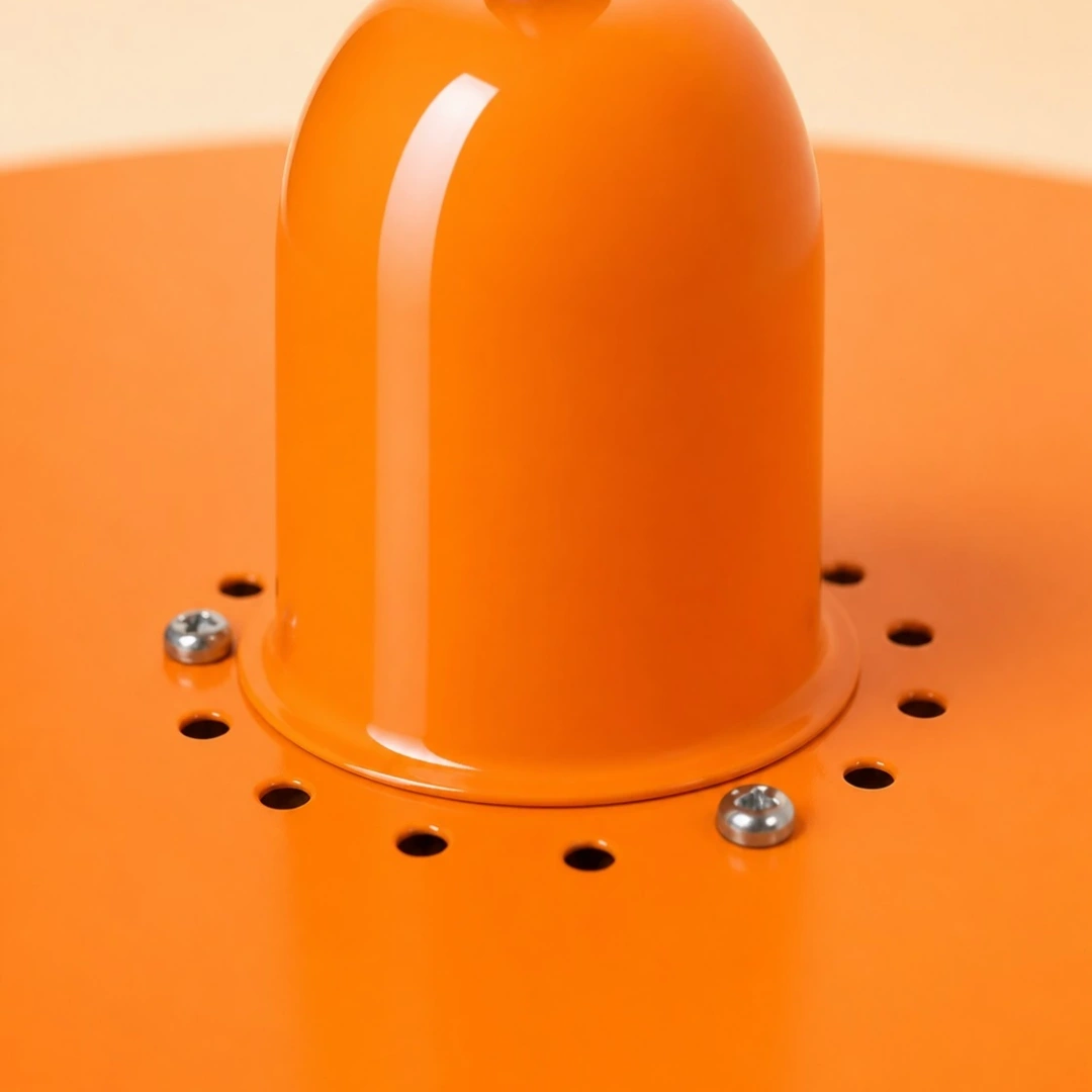 Gros plan sur le cache-moyeu orange, les trous de ventilation et les fixations