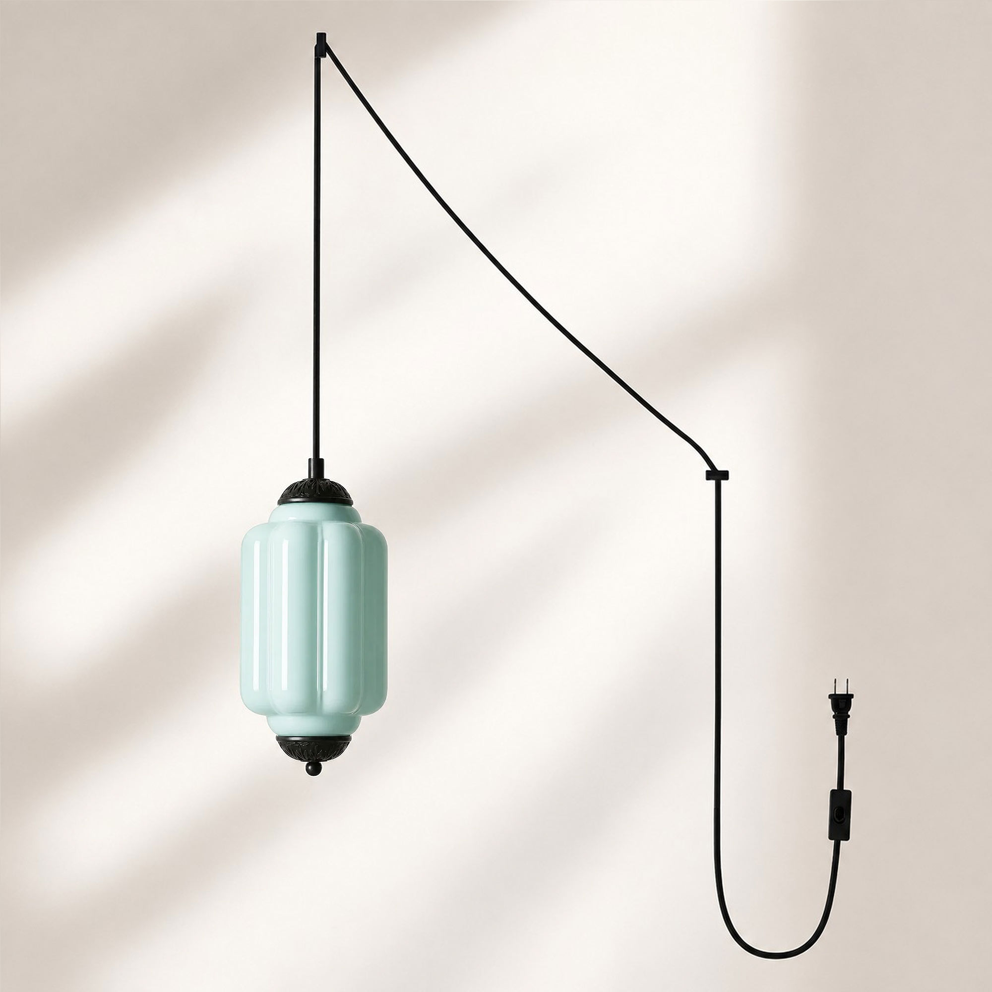 Lampadario con finitura nera e paralume in vetro blu.
