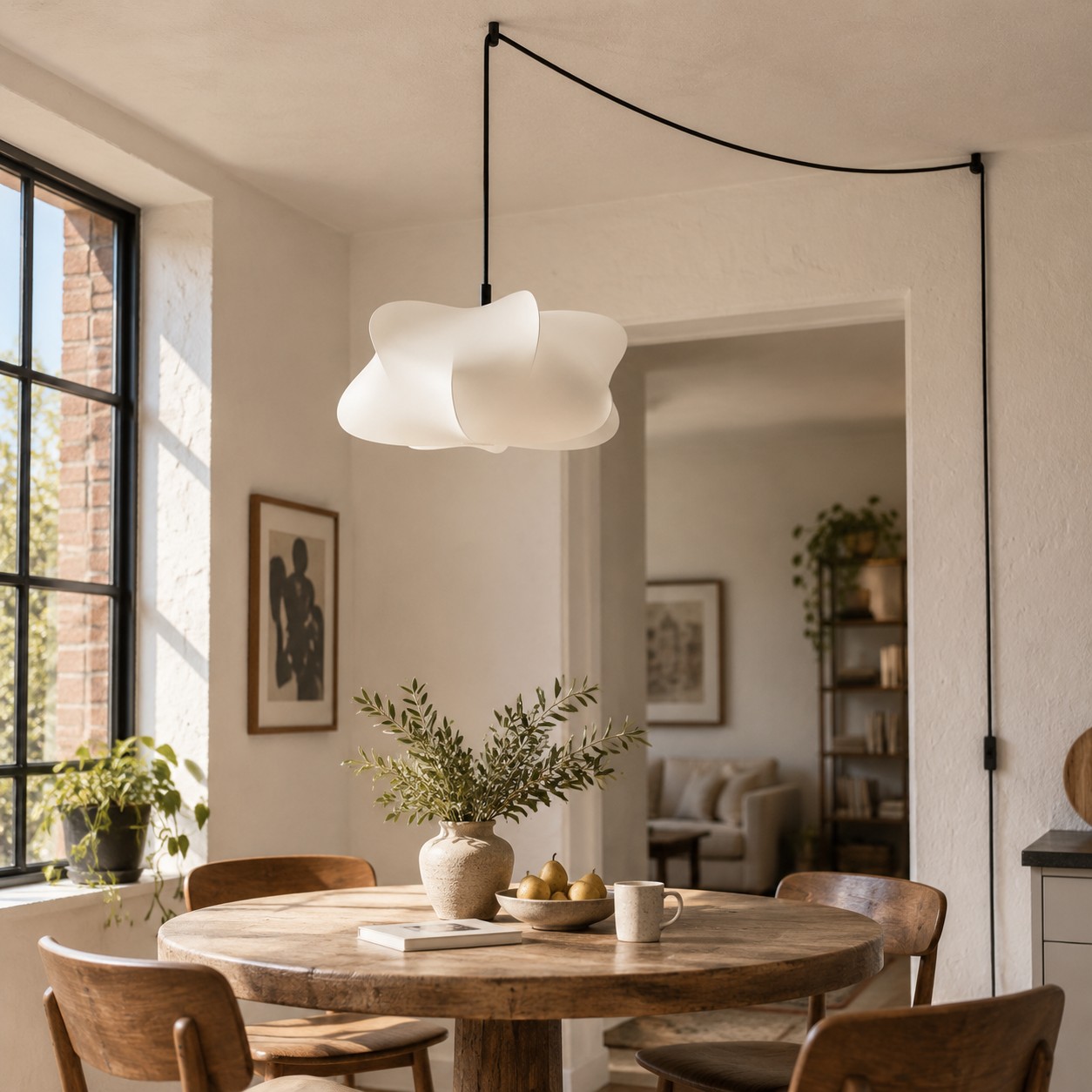 Suspension sculpturale installée dans une salle à manger