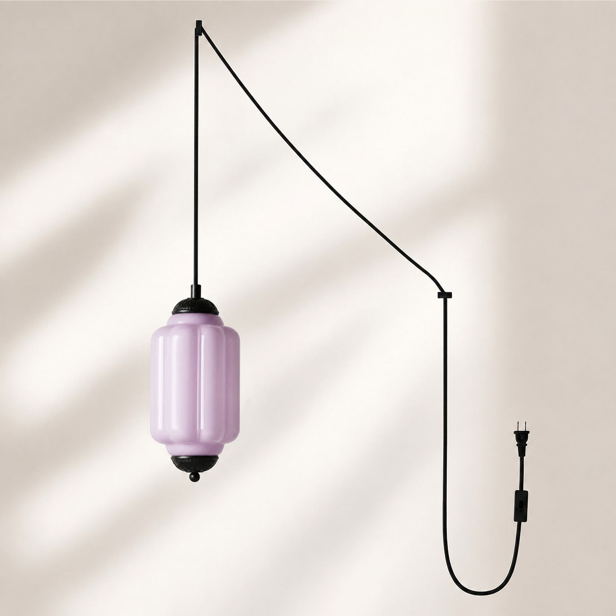Lampadario a sospensione con finitura nera e paralume in vetro color lavanda.