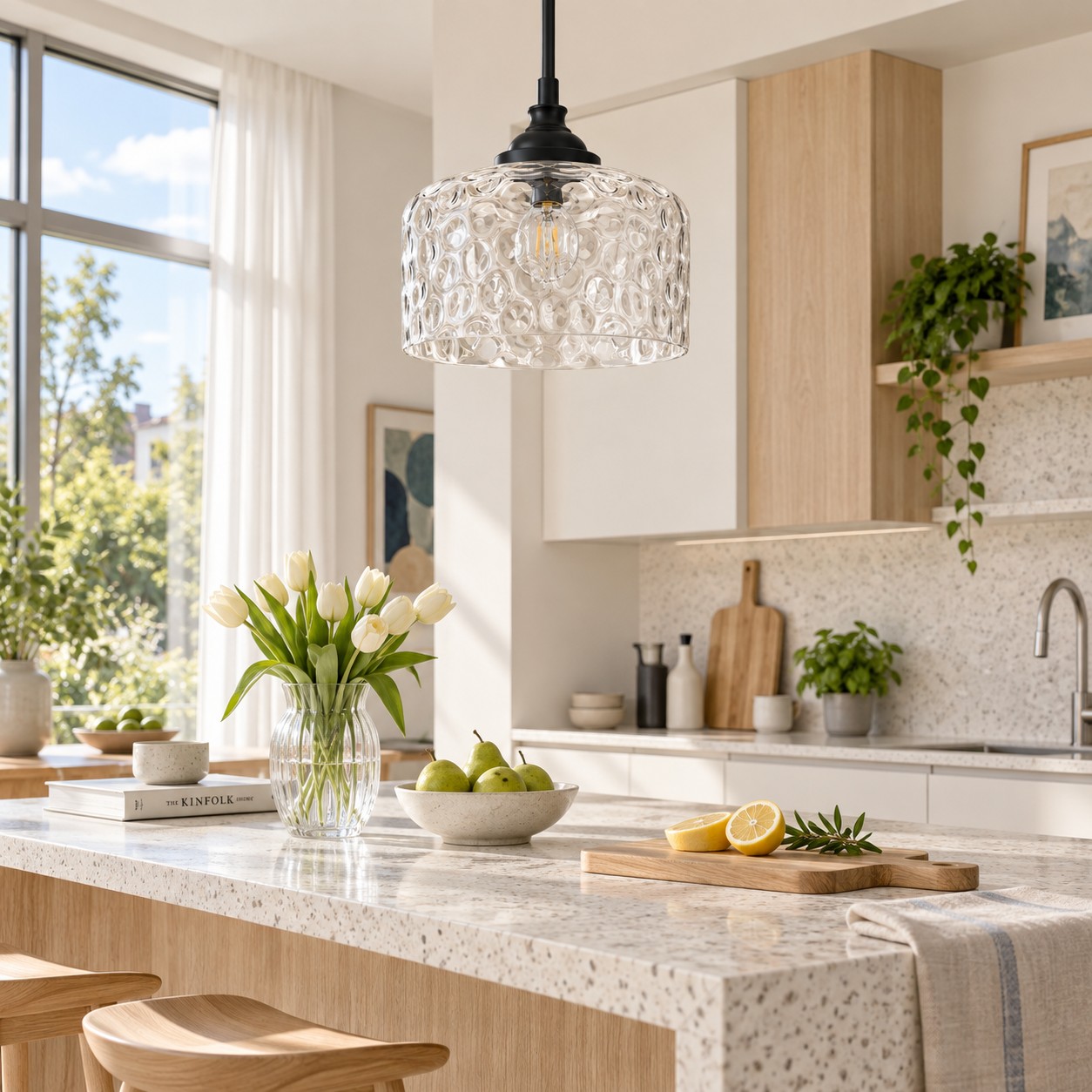 Lámpara colgante de cristal transparente con dibujos en una cocina luminosa con la bombilla apagada