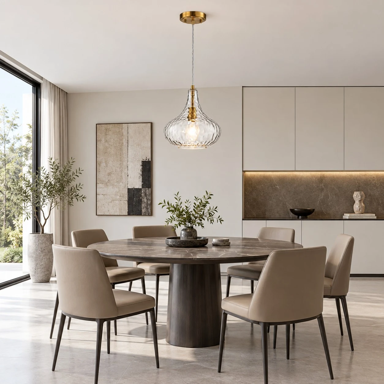 Lámpara colgante de cristal sobre una mesa de comedor