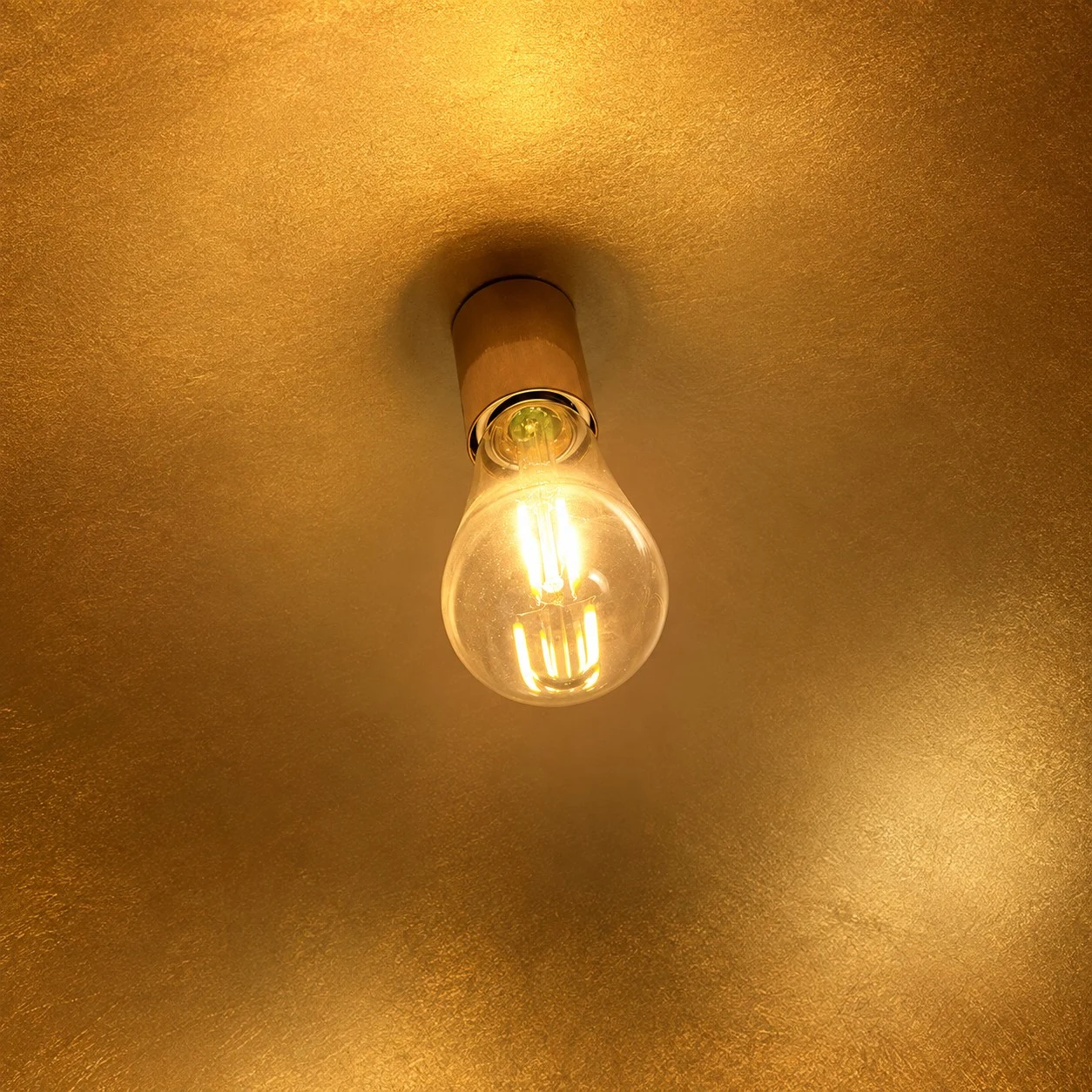 Interni in foglia oro e luce calda