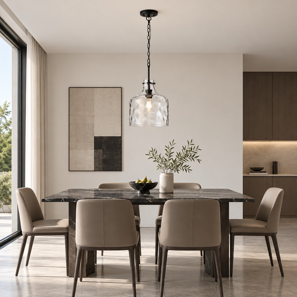 Lampadario in vetro sopra un tavolo da pranzo