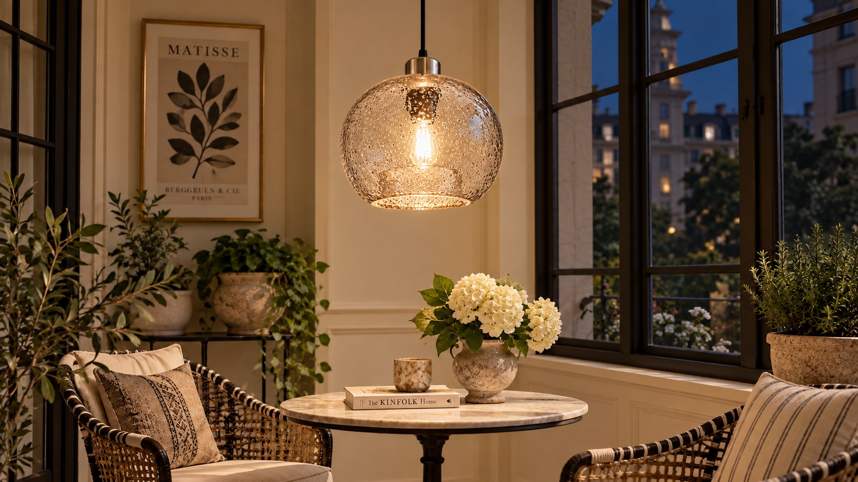 Suspension en verre texturé diffusant une douce lumière au-dessus d'une table au crépuscule