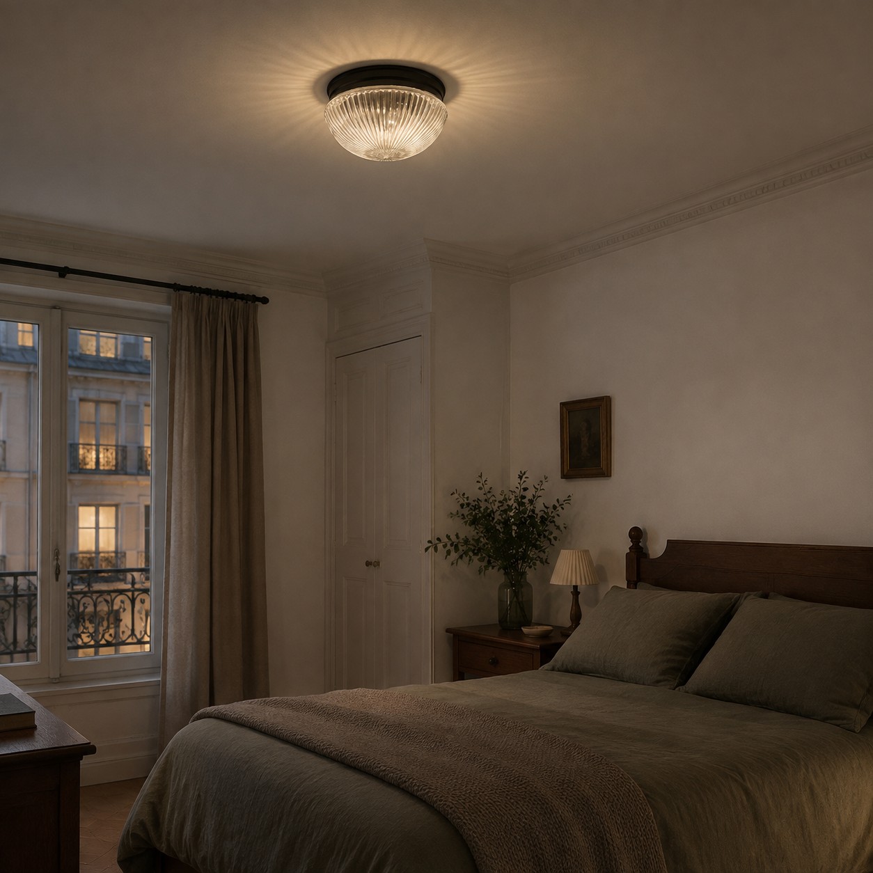 Lámpara de techo empotrada de cristal transparente acanalado instalada en un dormitorio a escala real.