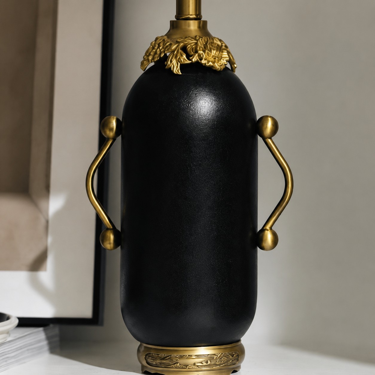 Lampada da tavolo vintage floreale completamente nera opaca