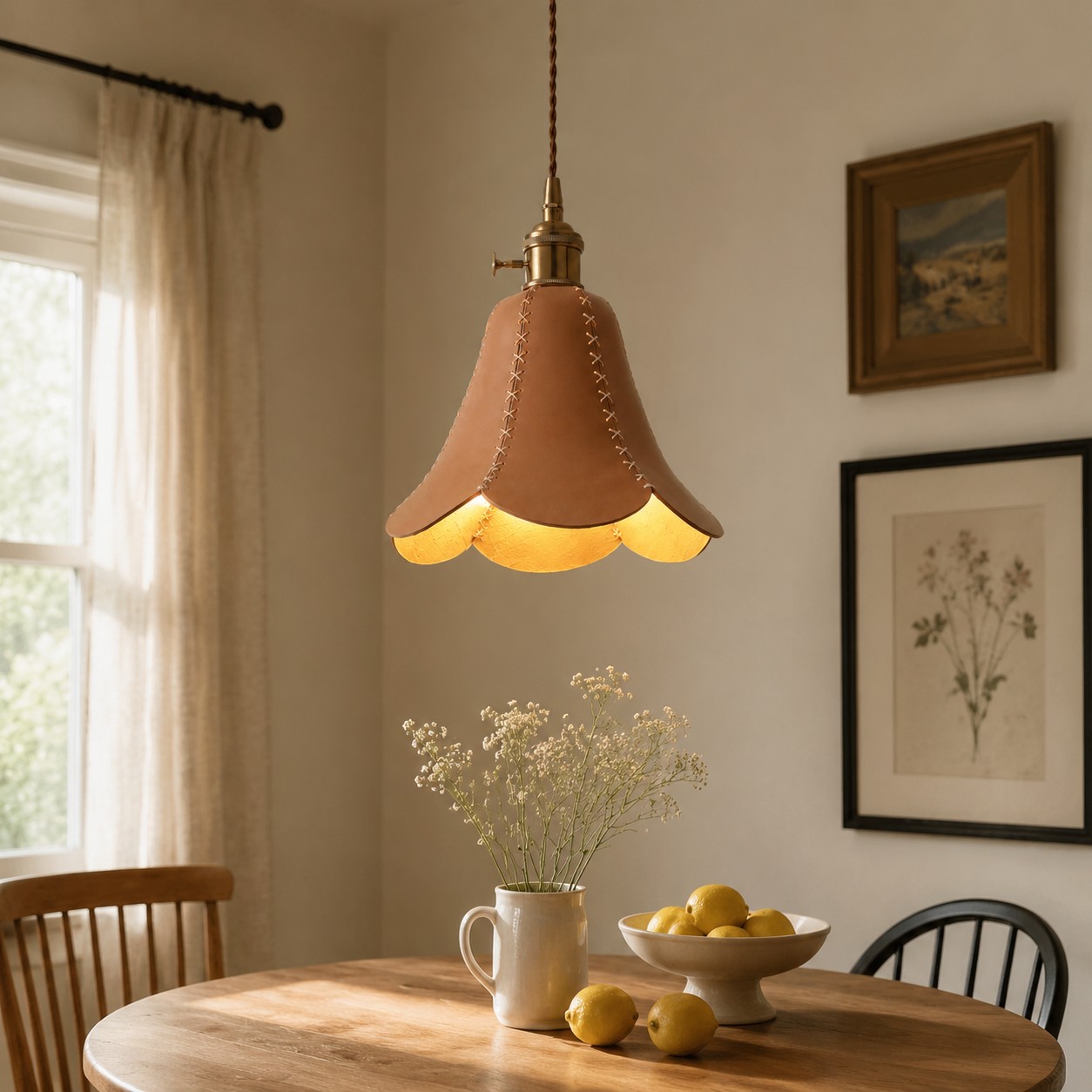 Lampadario singolo in legno naturale sopra un tavolo da pranzo