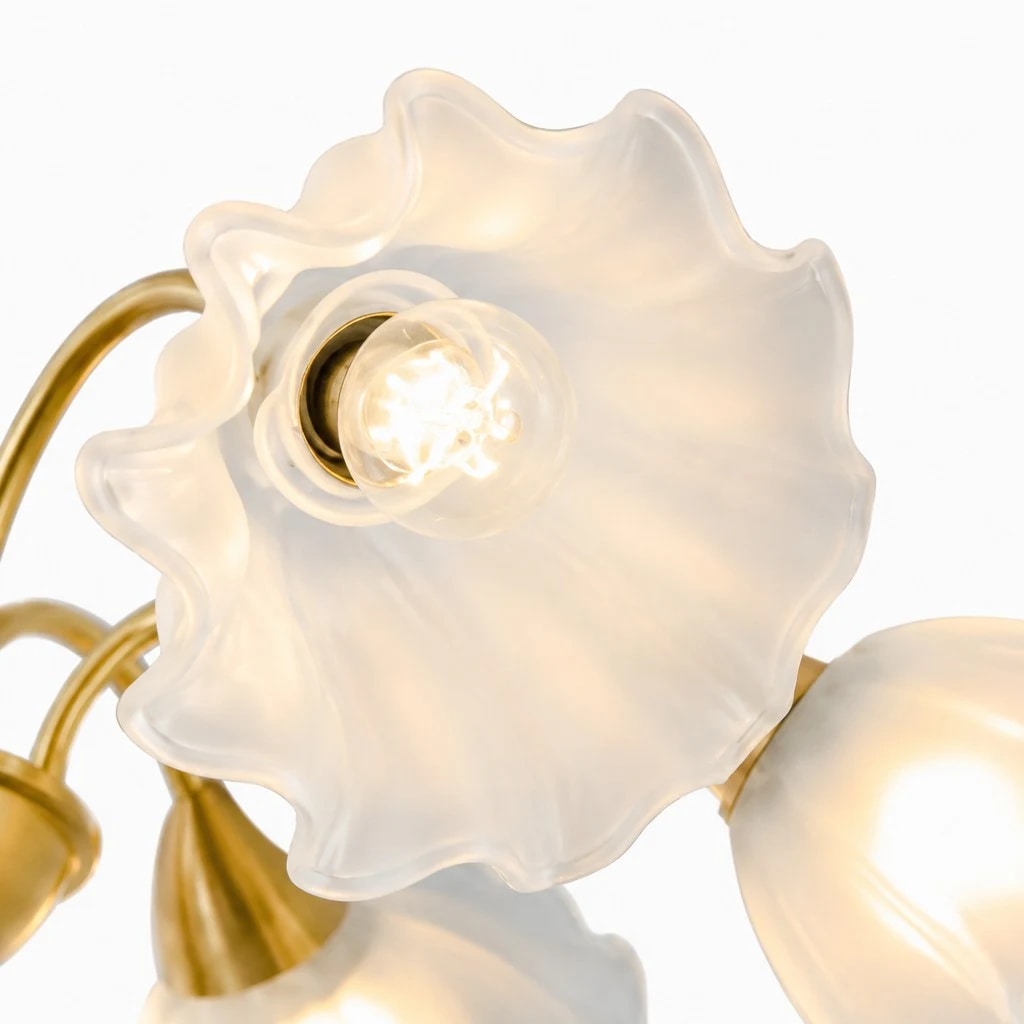 Gros plan sur un abat-jour en verre dépoli à motif floral et une douille E27