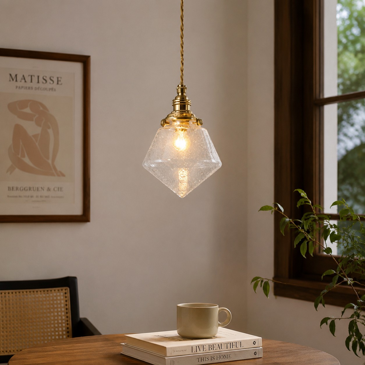 Lampadario a sospensione in vetro a bolle accanto a un accogliente angolo finestrato