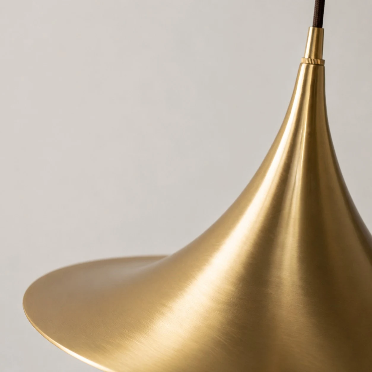 Detalhe do perfil da cúpula curva de latão