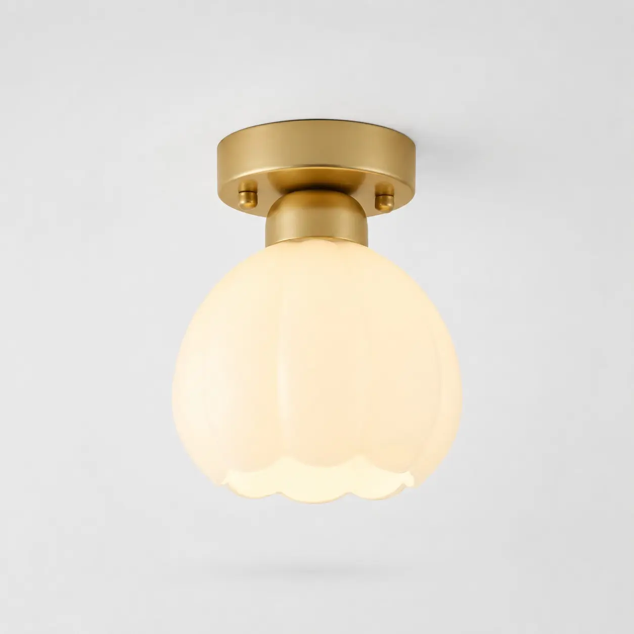 Deckenleuchte aus goldfarbenem Eisen und Milchglas in Blumenform