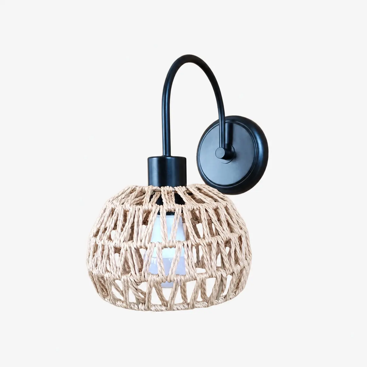 Aplique de parede Shade A em rattan trançado na cor preta fosca
