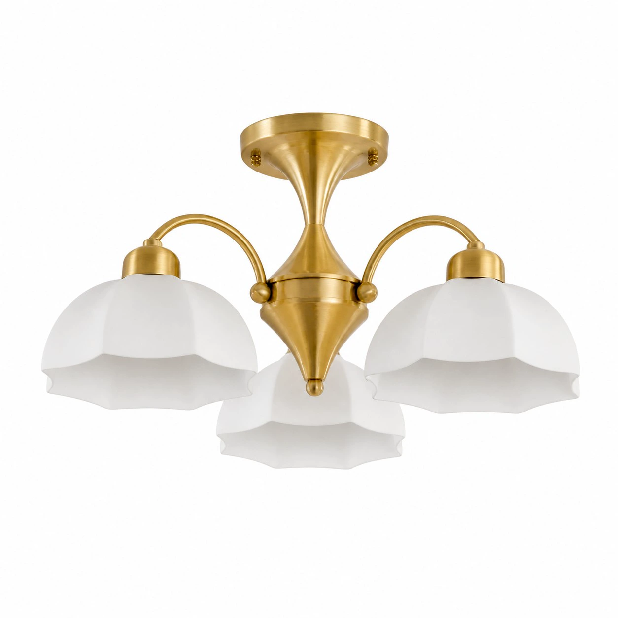 Lustre antigo de latão com três luzes e cúpulas de vidro branco.