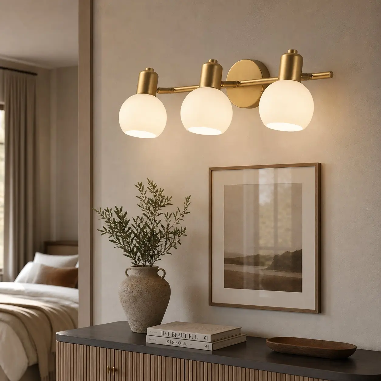 Aplique de parede dourado com três lâmpadas em um corredor elegante.