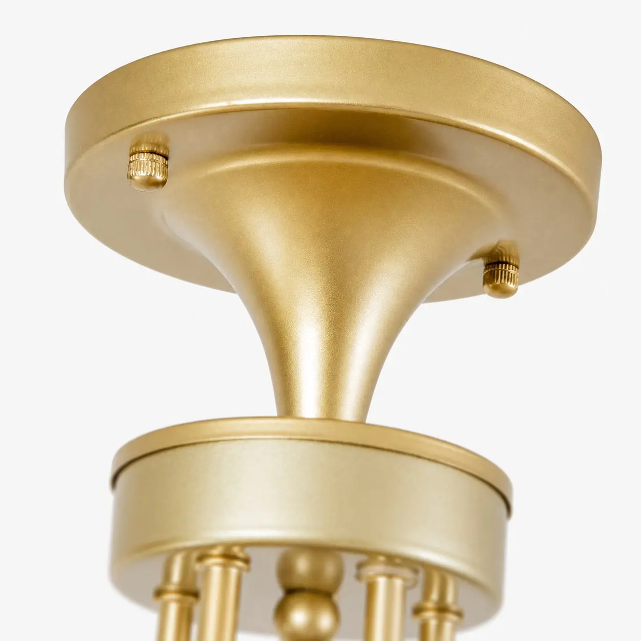 Détails robustes de la canopée de plafond dorée