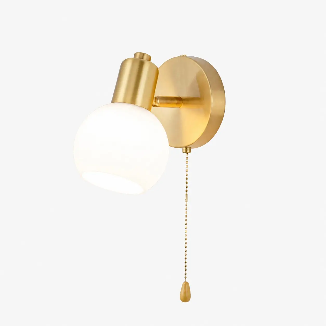 Aplique de parede de latão dourado com uma lâmpada e interruptor de corrente.