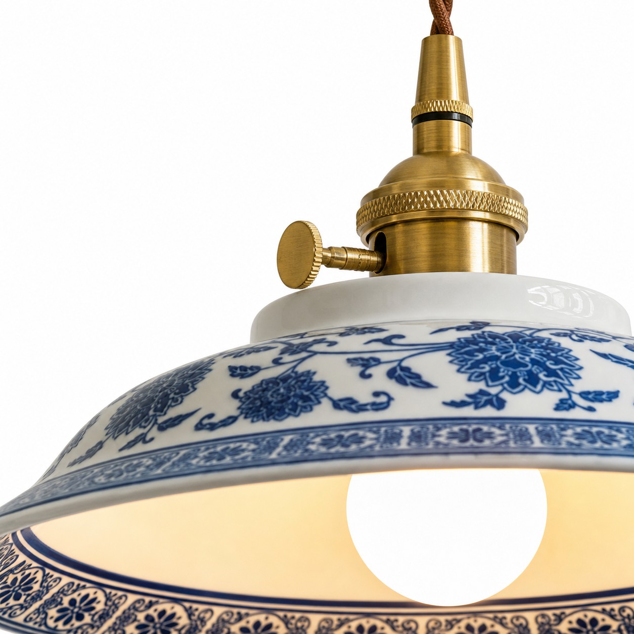 Detalhe da superfície cerâmica com padrão azul.