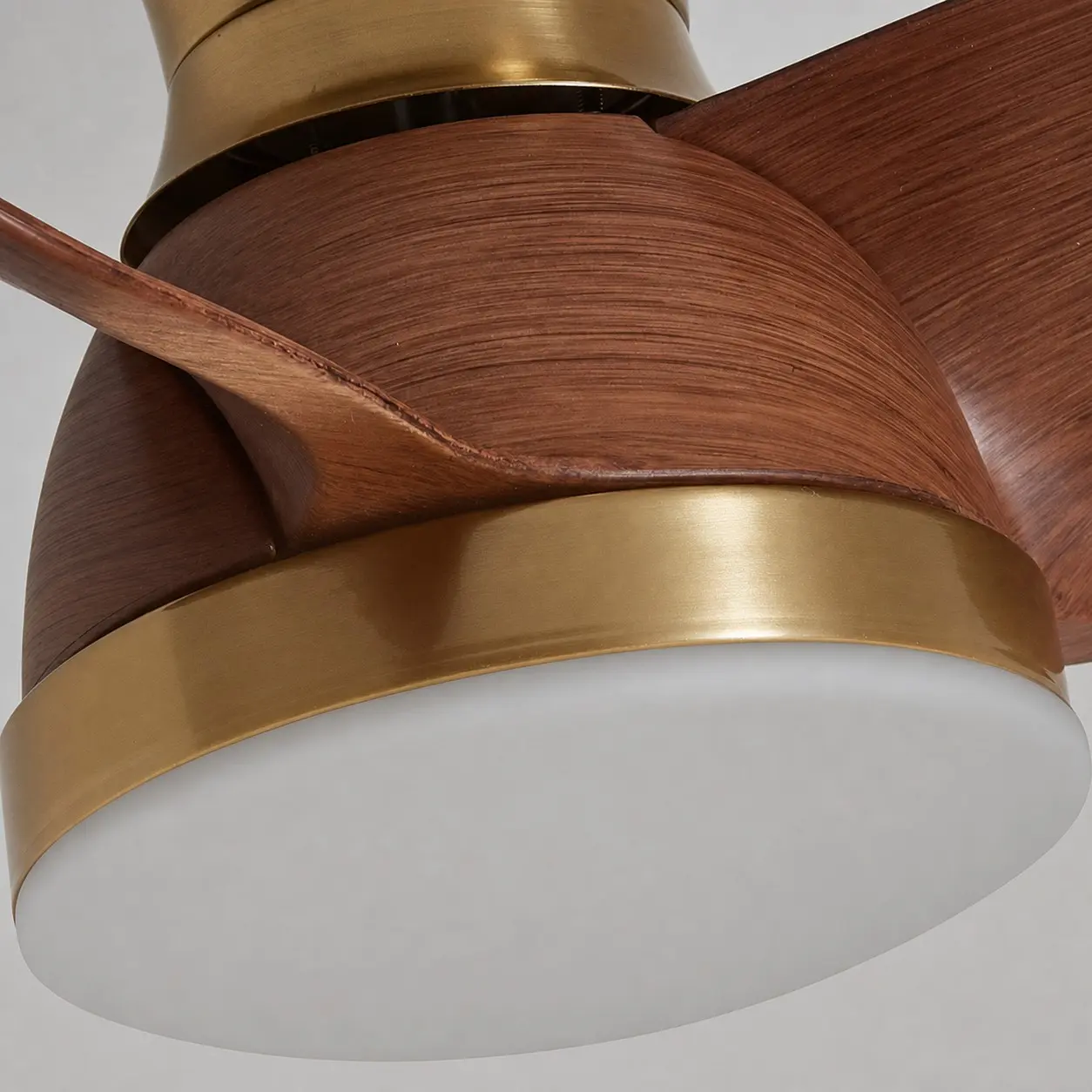 Tělo ventilátoru s imitací dřeva a integrované LED osvětlení