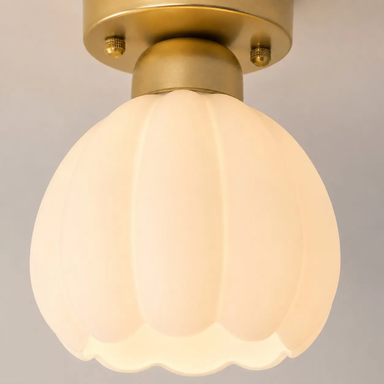 Detail des gerippten Milchglasschirms