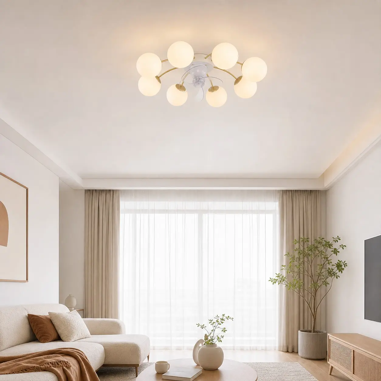 Ventilateur de plafond blanc et doré dans un salon moderne et lumineux