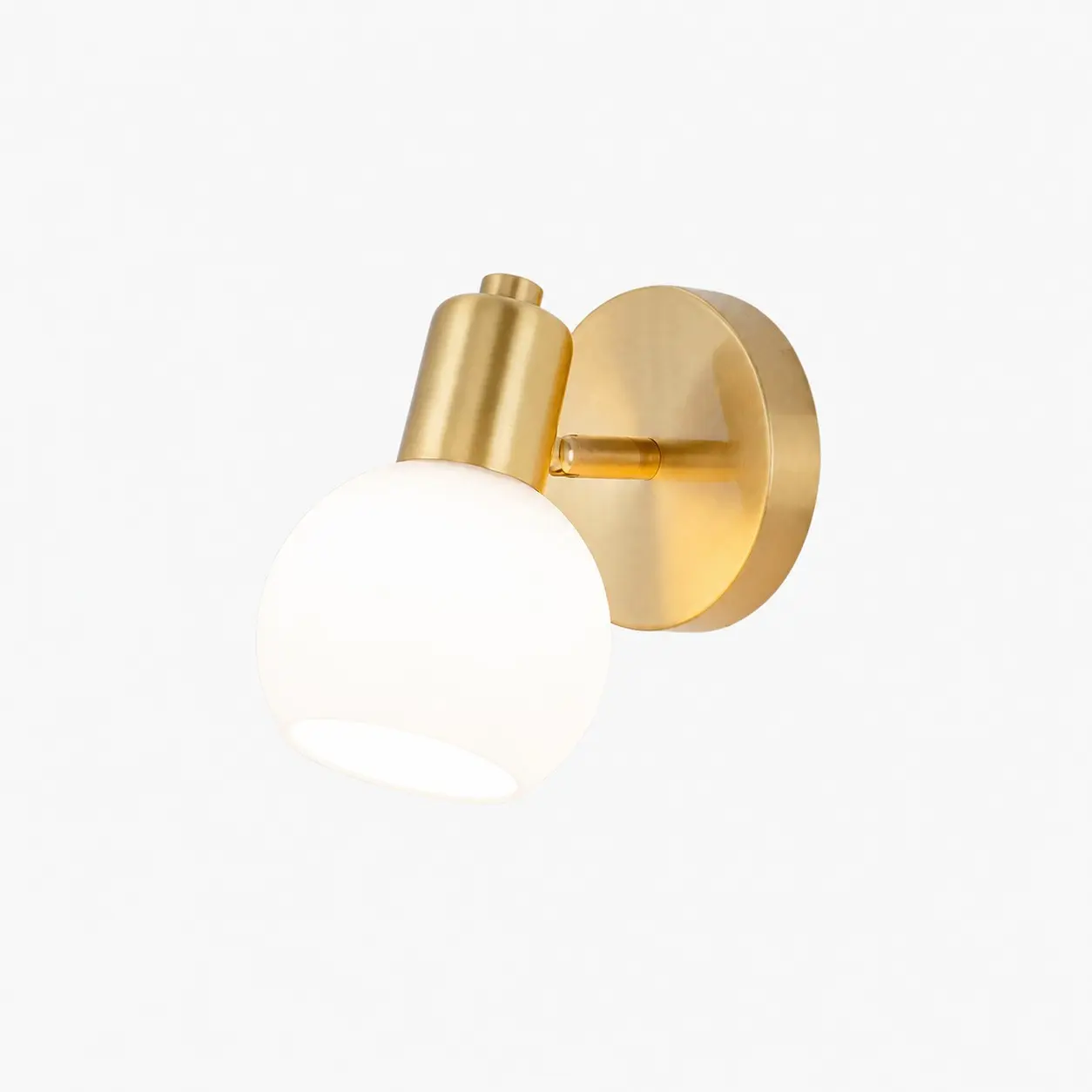 Aplique de parede de latão dourado com uma lâmpada e cúpula de vidro.