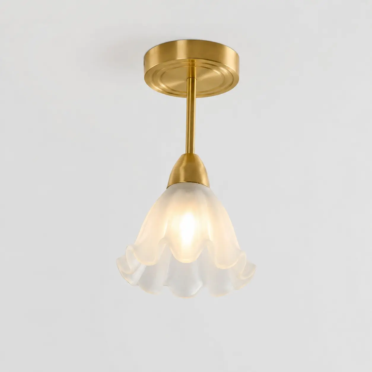 Wydłużona lampa sufitowa z litego mosiądzu, wykonana ze szkła płatkowego