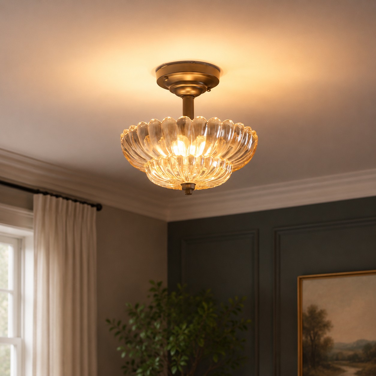 Lampadario a soffitto in vetro scanalato che risplende in una stanza rivestita di pannelli scuri