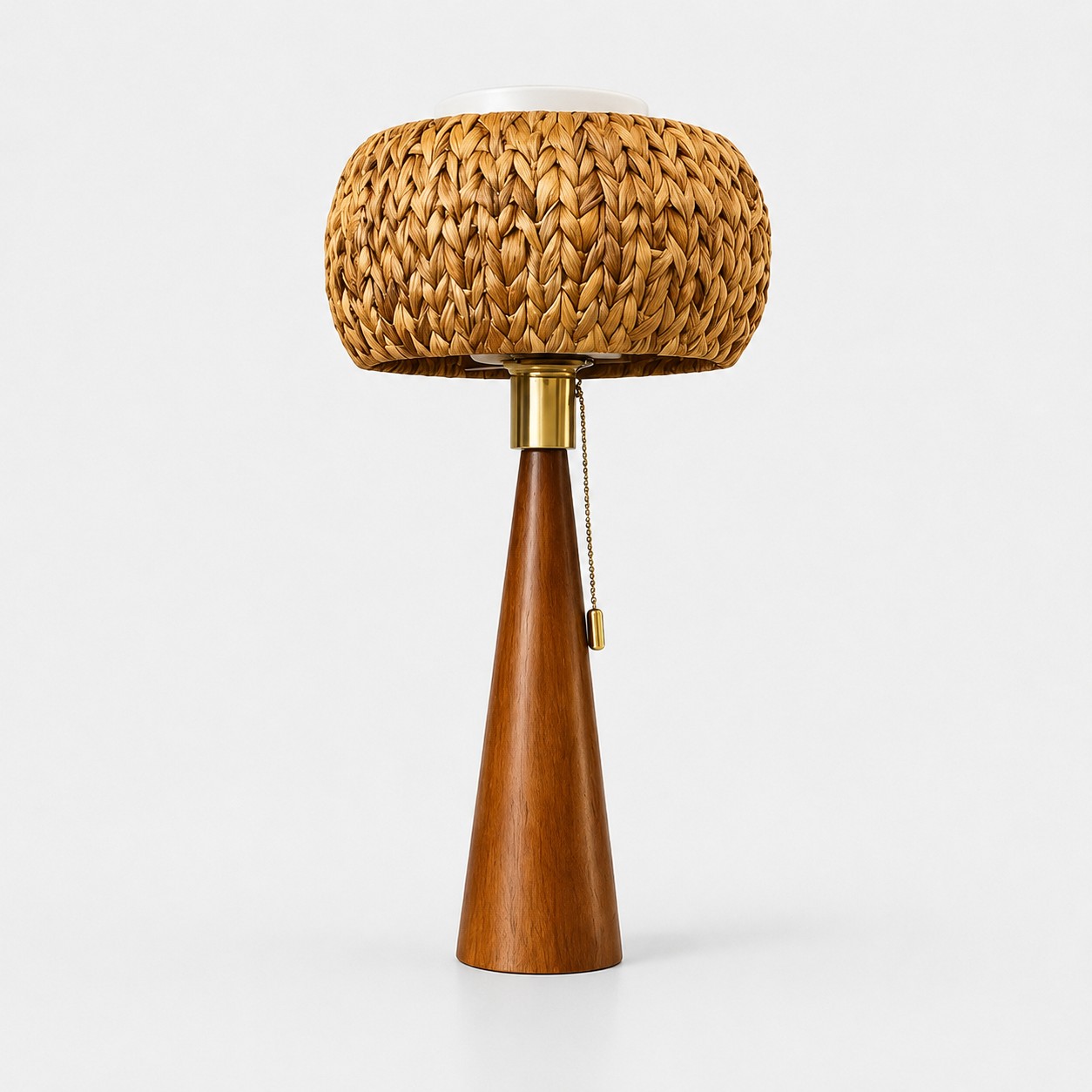 Visão completa do candeeiro de mesa com corrente, feito de fibra natural trançada e madeira.