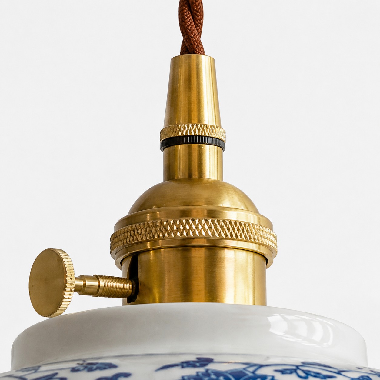 Detalhe da cúpula de cerâmica e dos acessórios superiores em tom de latão.