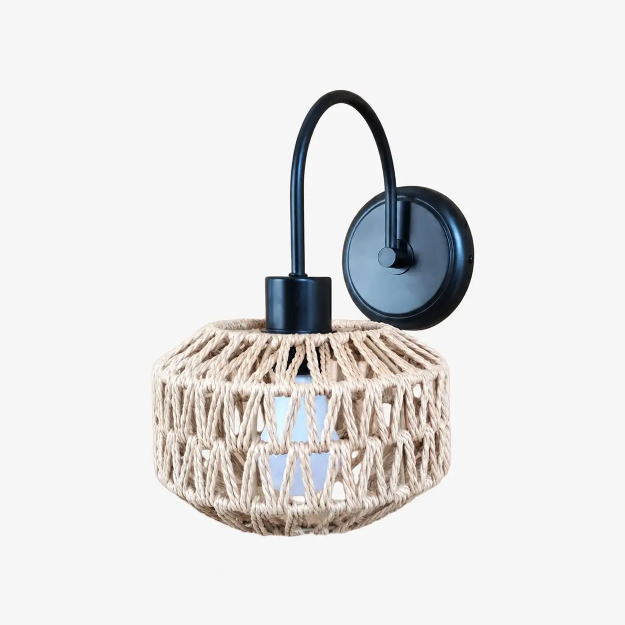 Aplique de parede Shade B em rattan trançado na cor preta fosca