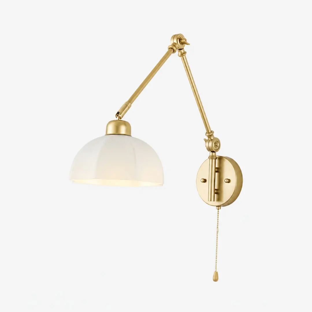Luminária de parede dourada com braço articulado