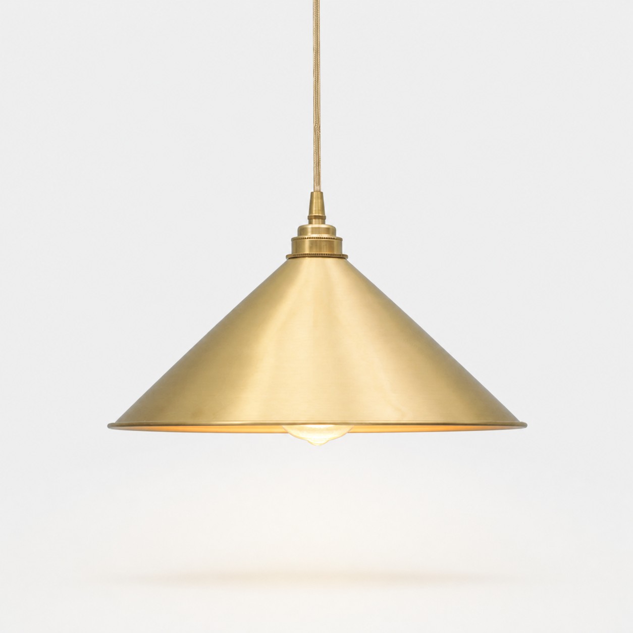 Lampadario a sospensione a cono largo in ottone