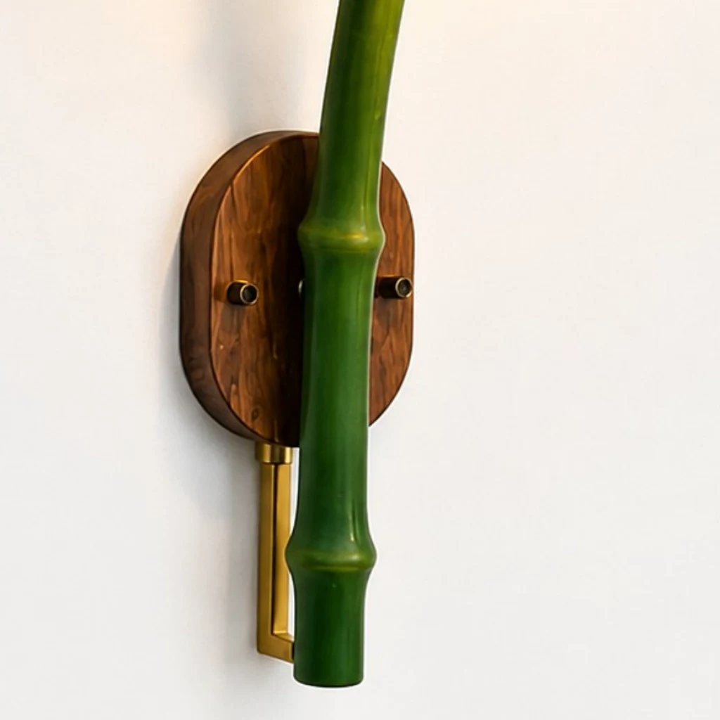 Detalhe esculpido da borda da folha de Monstera