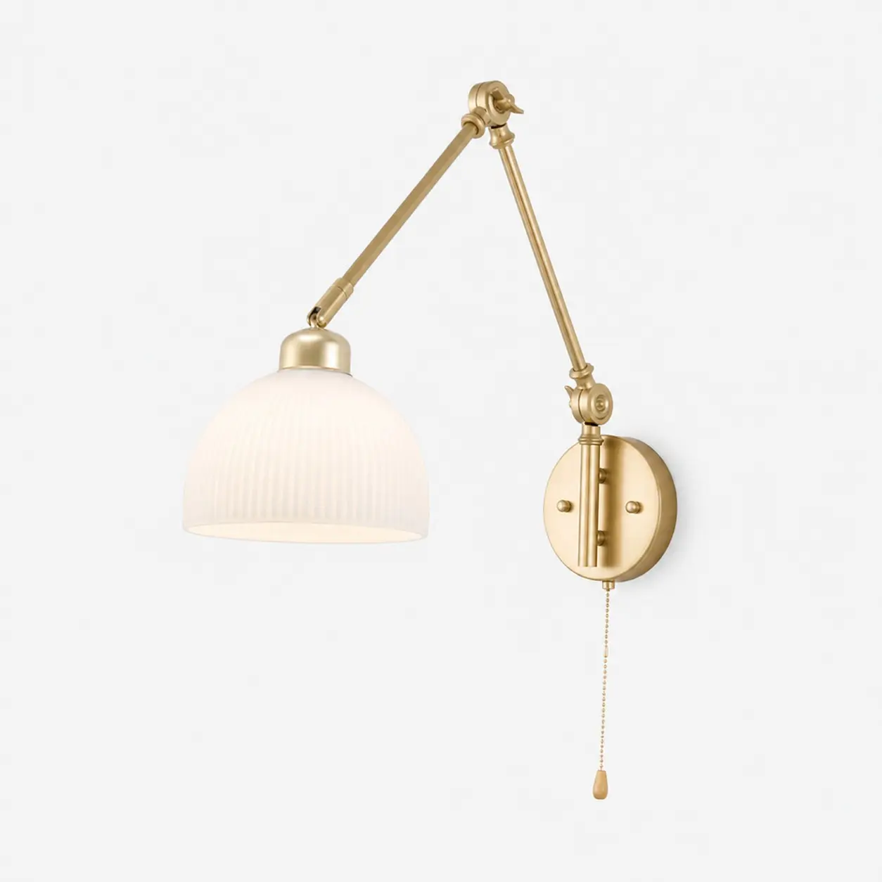 Luminária de parede com acabamento dourado e base giratória.