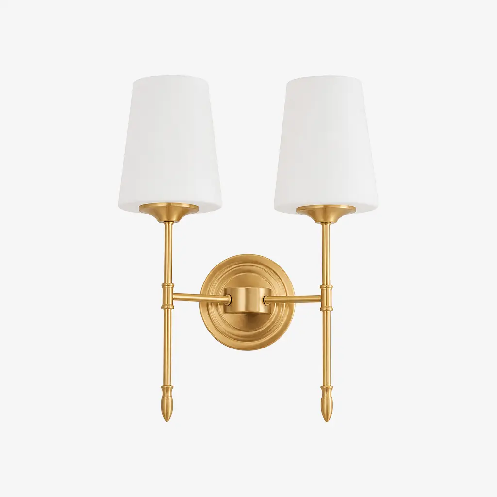 Luminária de parede de dois braços estilo C com cúpulas de vidro opalino.