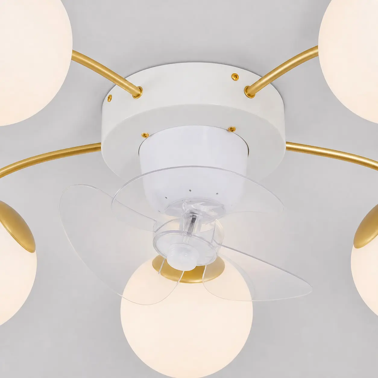 Gros plan sur les pales transparentes du ventilateur et la connexion au moteur