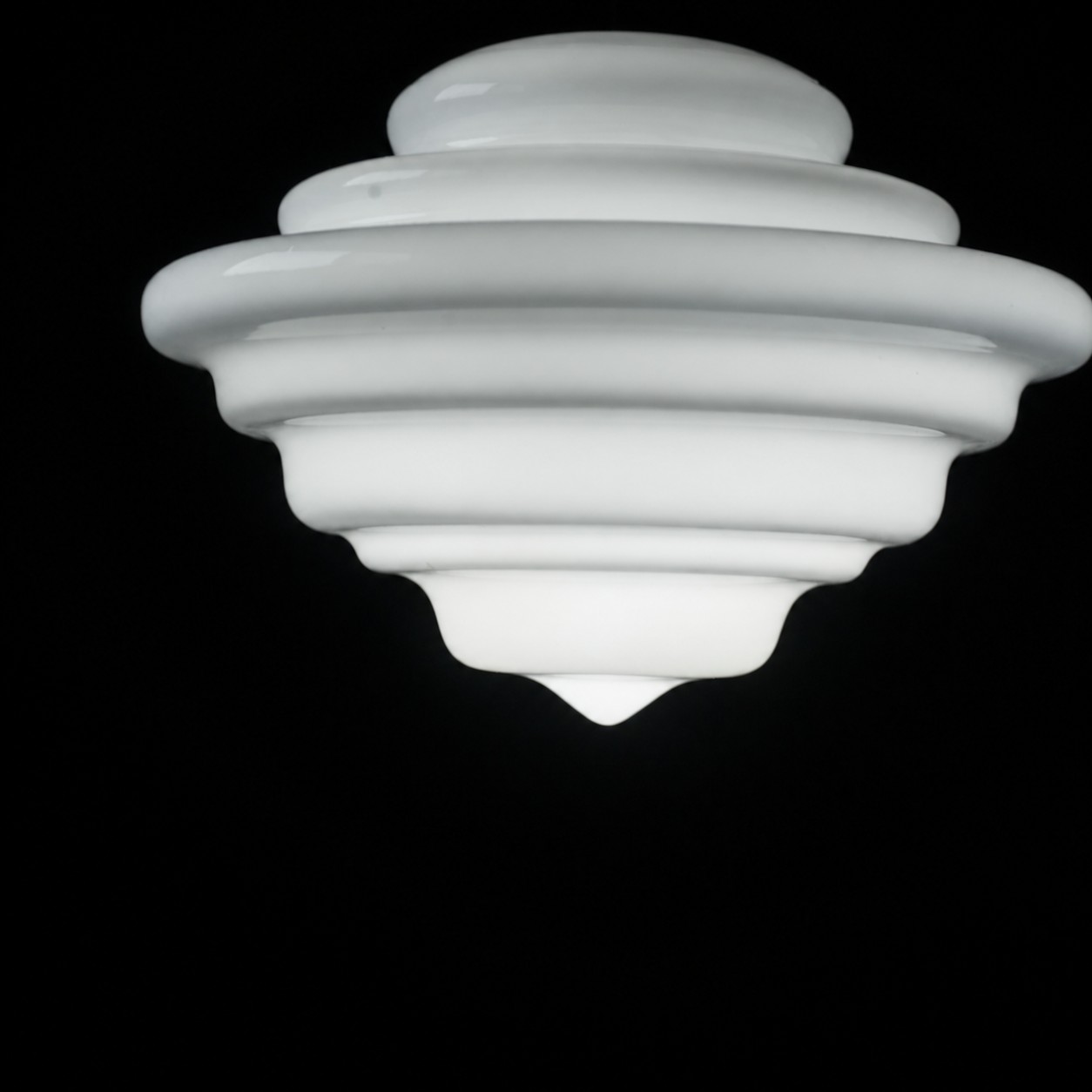 Detalle de la pantalla de la lámpara colgante de cristal blanco