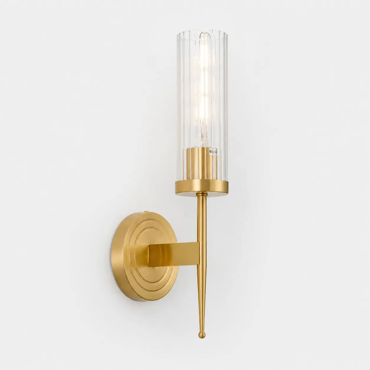 Mässingsvägglampa med enkel lampa och räfflad glasskärm